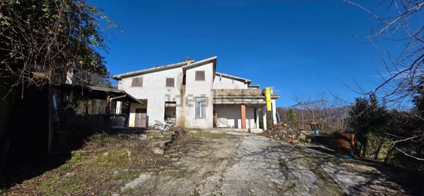 casa indipendente in vendita a Lariano