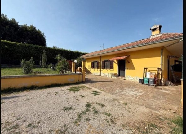 casa indipendente in vendita a Lariano