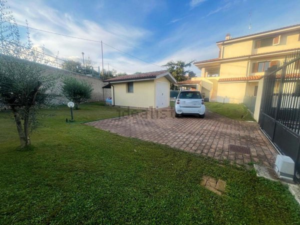 casa indipendente in vendita a Lariano