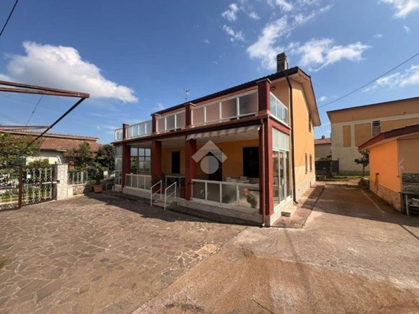 casa indipendente in vendita a Lariano