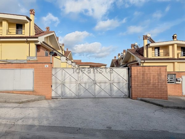 casa indipendente in vendita a Lariano