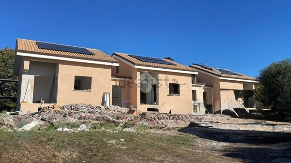 casa indipendente in vendita a Lariano