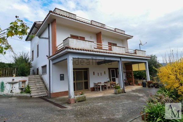 casa indipendente in vendita a Lariano