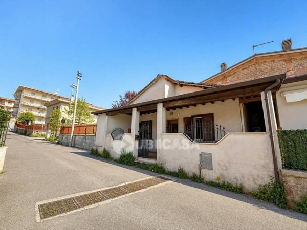 casa indipendente in vendita a Lariano