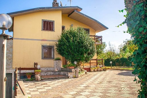 casa indipendente in vendita a Lariano