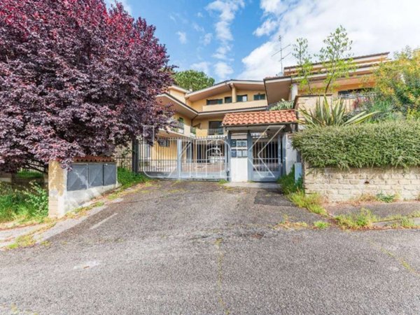 casa indipendente in vendita a Lariano