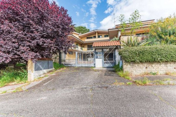 casa indipendente in vendita a Lariano