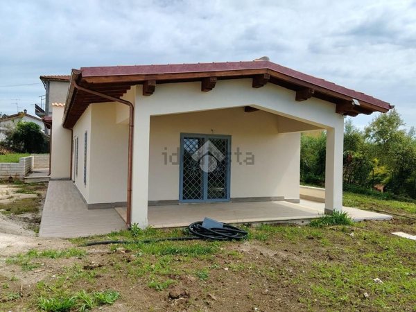 casa indipendente in vendita a Lariano