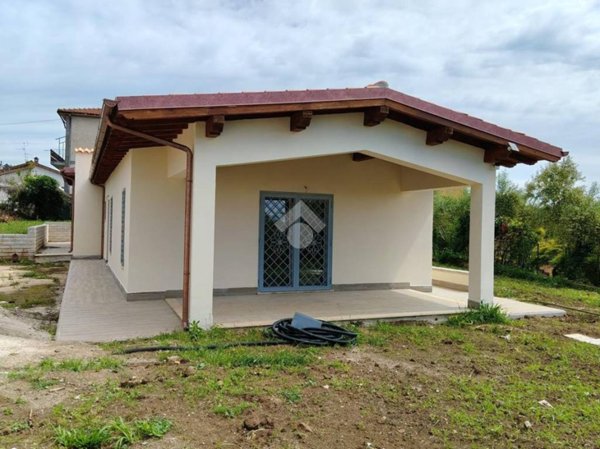casa indipendente in vendita a Lariano