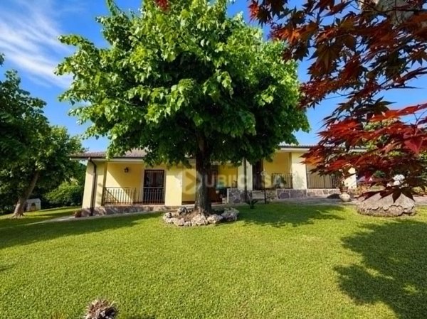 casa indipendente in vendita a Lariano