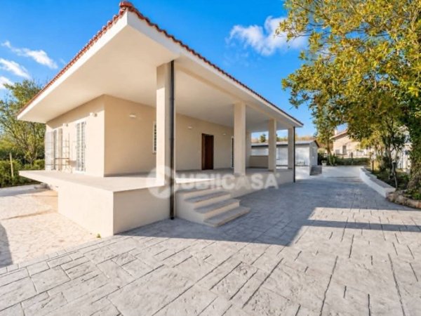 casa indipendente in vendita a Lariano