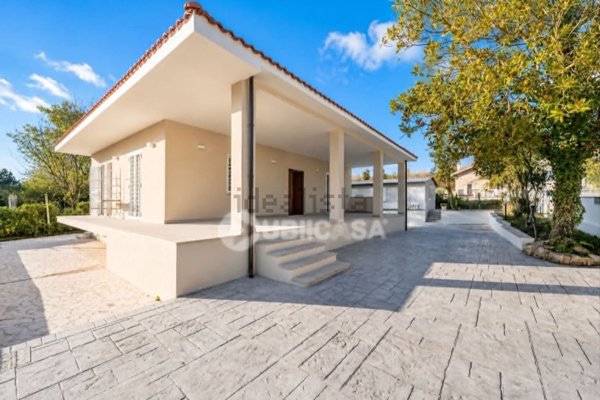 casa indipendente in vendita a Lariano