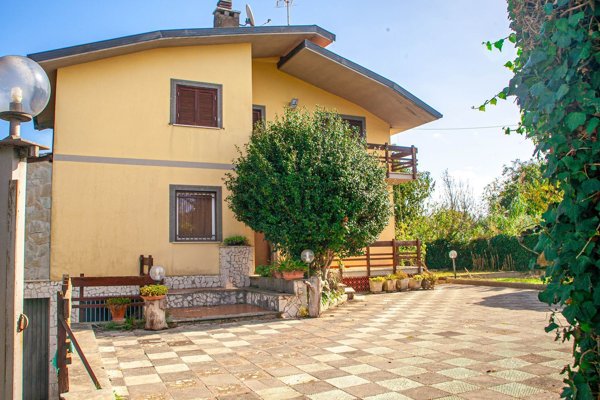 casa indipendente in vendita a Lariano