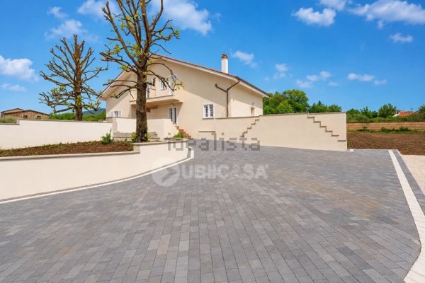 casa indipendente in vendita a Lariano