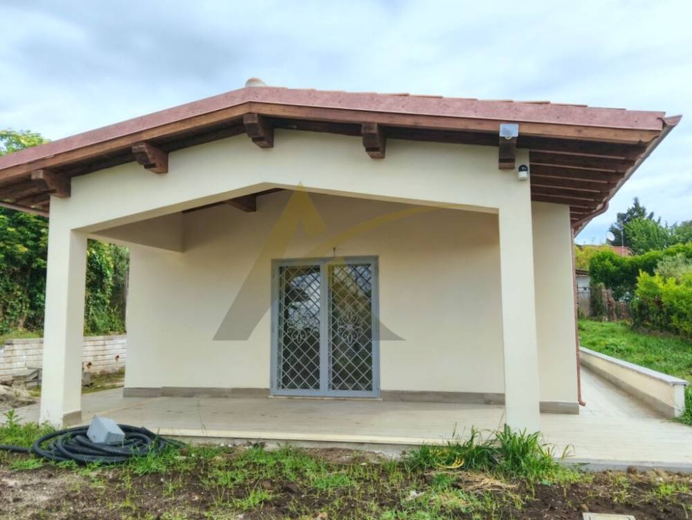 casa indipendente in vendita a Lariano