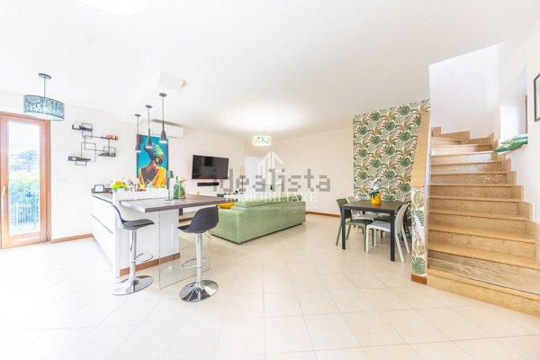 casa indipendente in vendita a Lariano