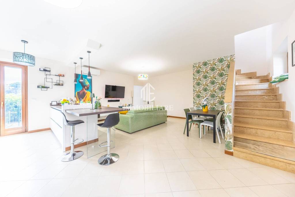 casa indipendente in vendita a Lariano