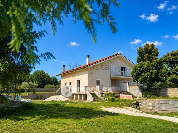 casa indipendente in vendita a Lariano