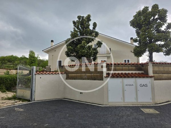 casa indipendente in vendita a Lariano