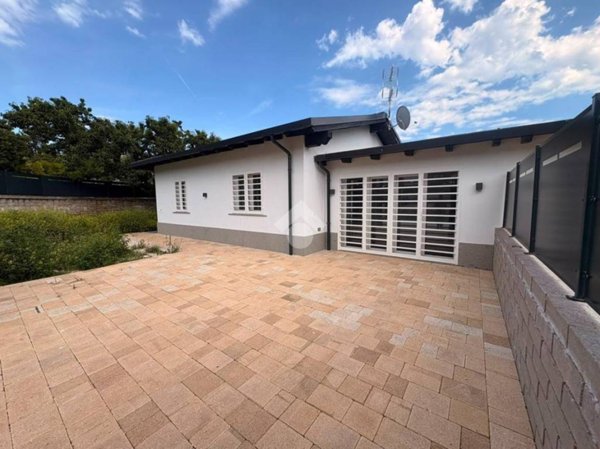 casa indipendente in vendita a Lariano