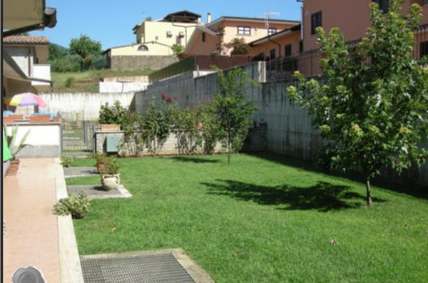 casa indipendente in vendita a Lariano