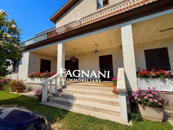 casa indipendente in vendita a Lariano