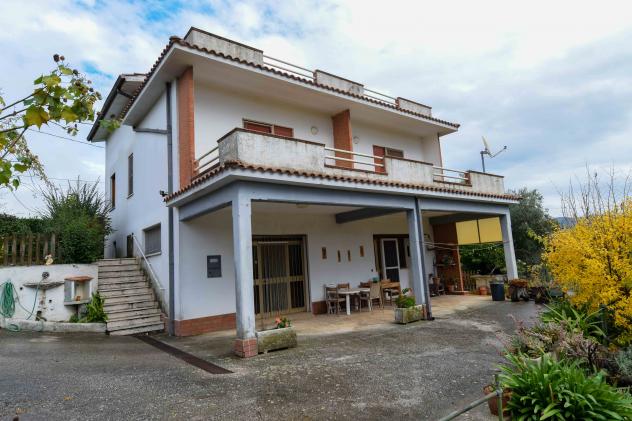 casa indipendente in vendita a Lariano