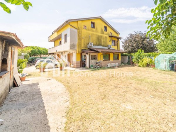 casa indipendente in vendita a Lariano