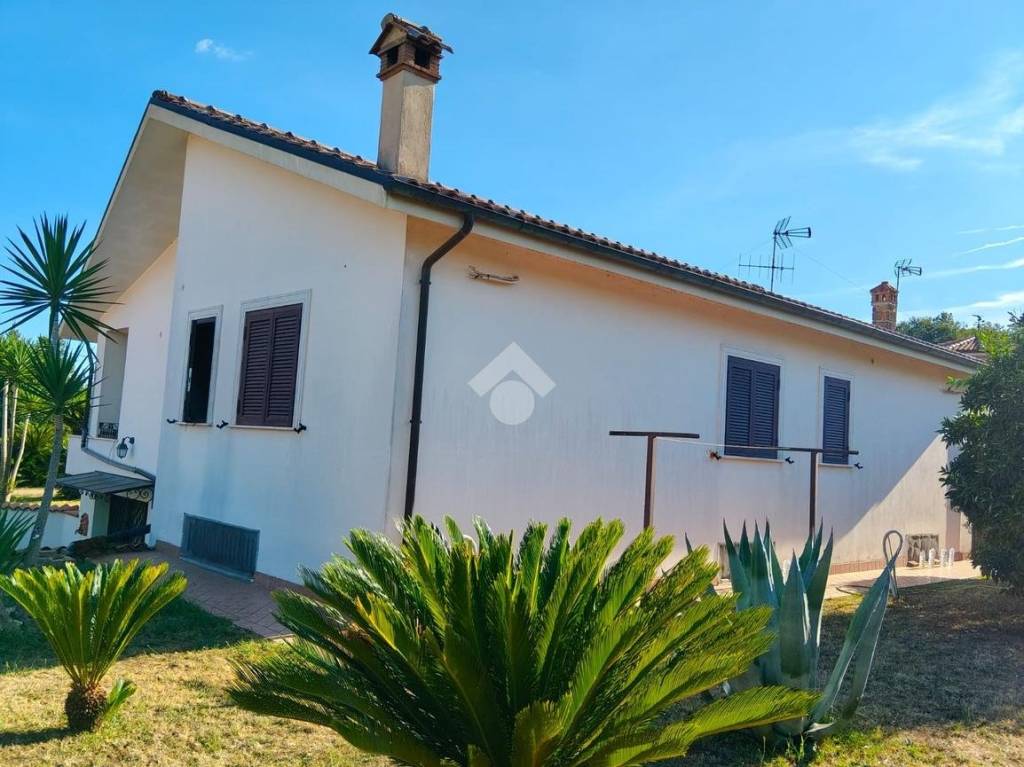 casa indipendente in vendita a Lariano