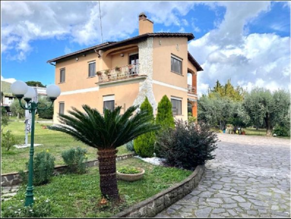 casa indipendente in vendita a Lariano