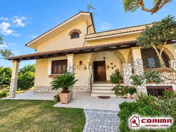 casa indipendente in vendita a Lariano