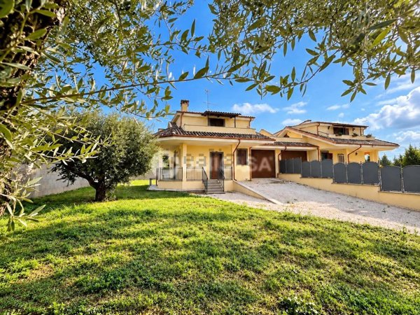 casa indipendente in vendita a Lariano
