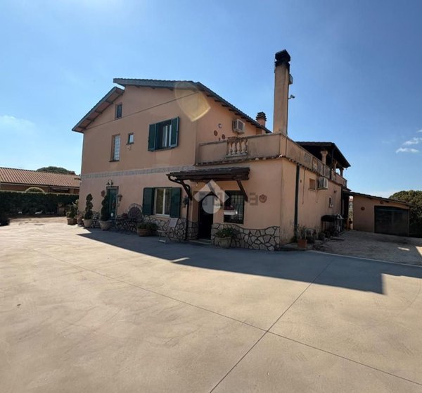 casa indipendente in vendita a Lariano
