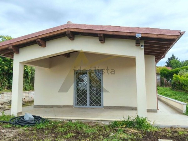 casa indipendente in vendita a Lariano