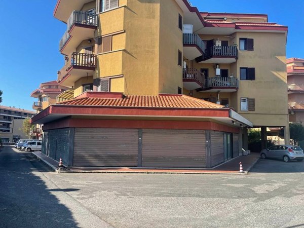 negozio in vendita a Ladispoli in zona Marina di San Nicola