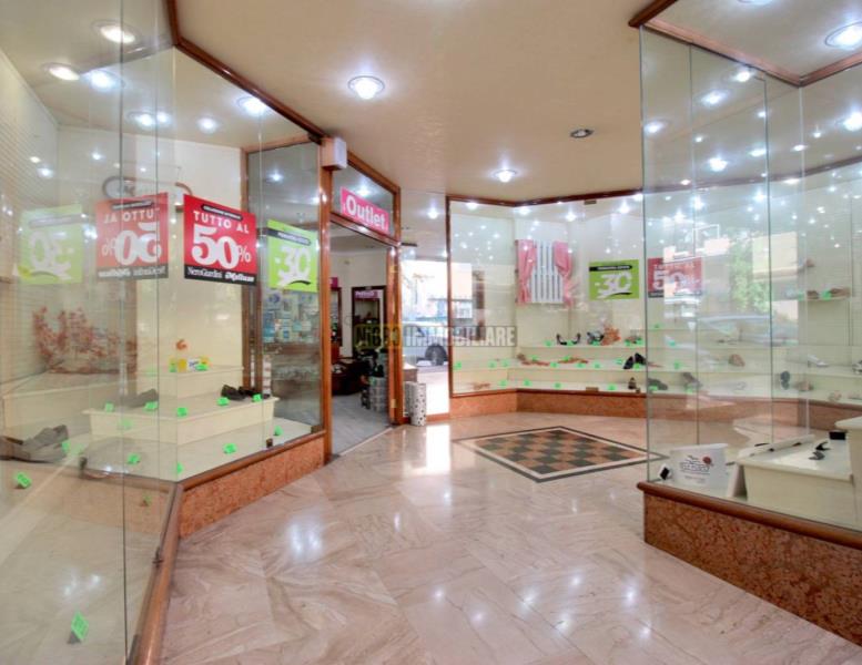 locale commerciale in vendita a Ladispoli