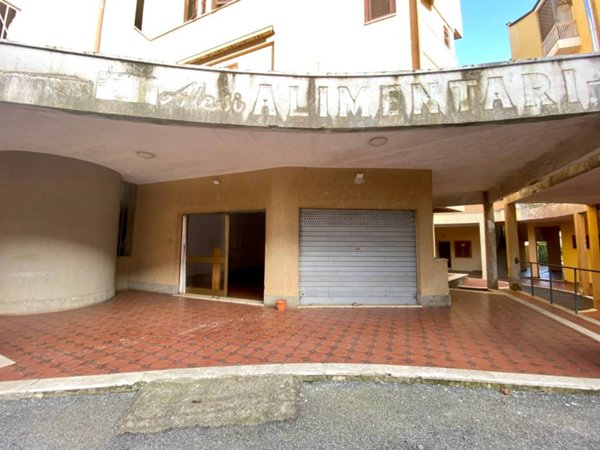 negozio in vendita a Ladispoli in zona Marina di San Nicola