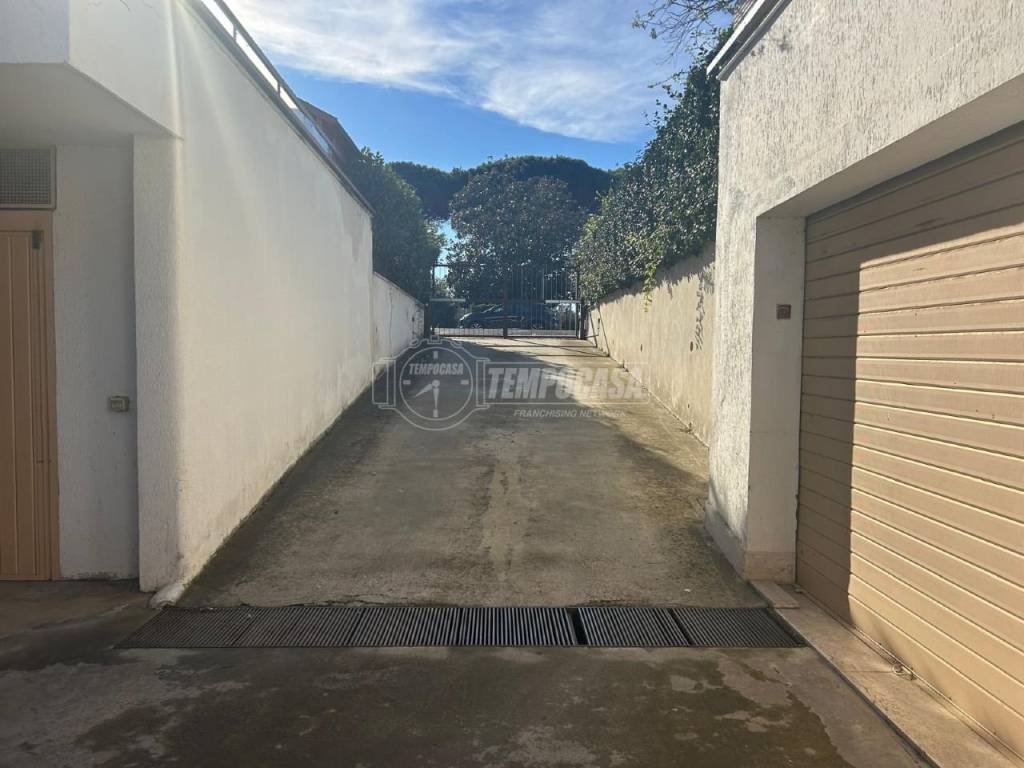 locale di sgombero in vendita a Ladispoli