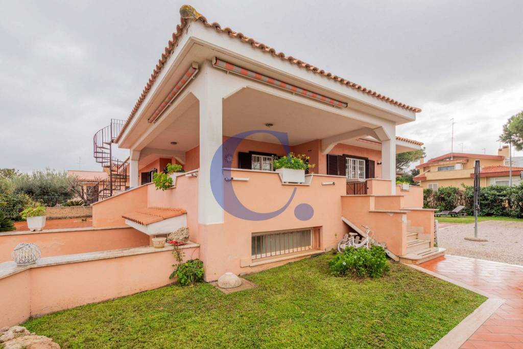 casa indipendente in vendita a Ladispoli