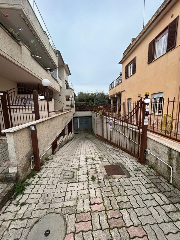 locale di sgombero in vendita a Ladispoli