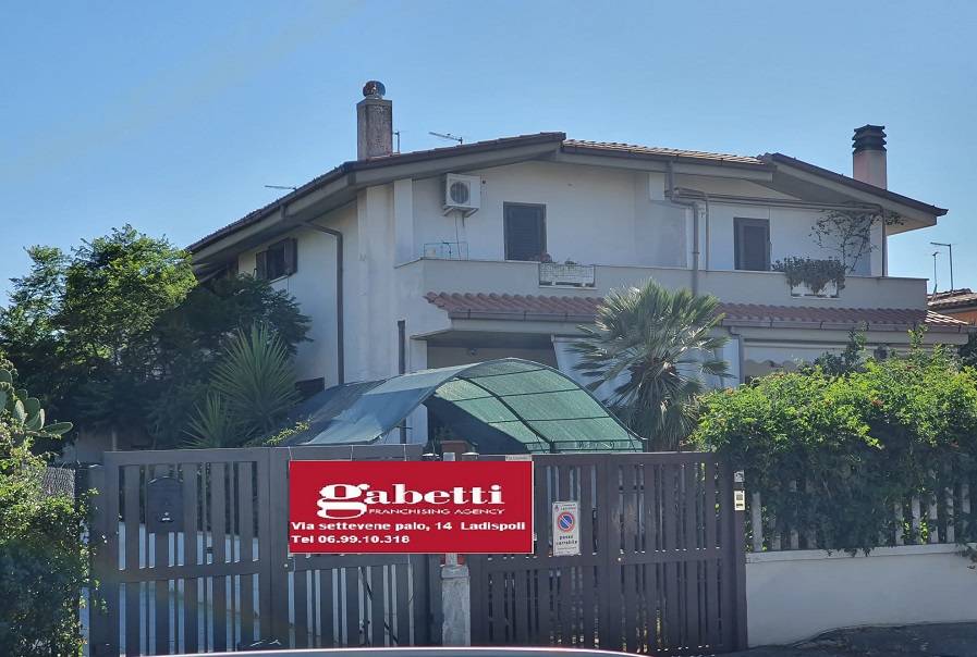 casa indipendente in vendita a Ladispoli