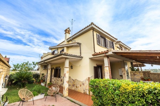 casa indipendente in vendita a Ladispoli