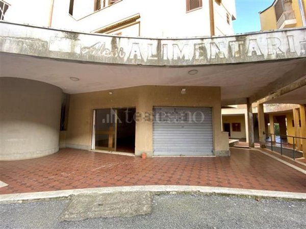 locale commerciale in vendita a Ladispoli in zona Marina di San Nicola