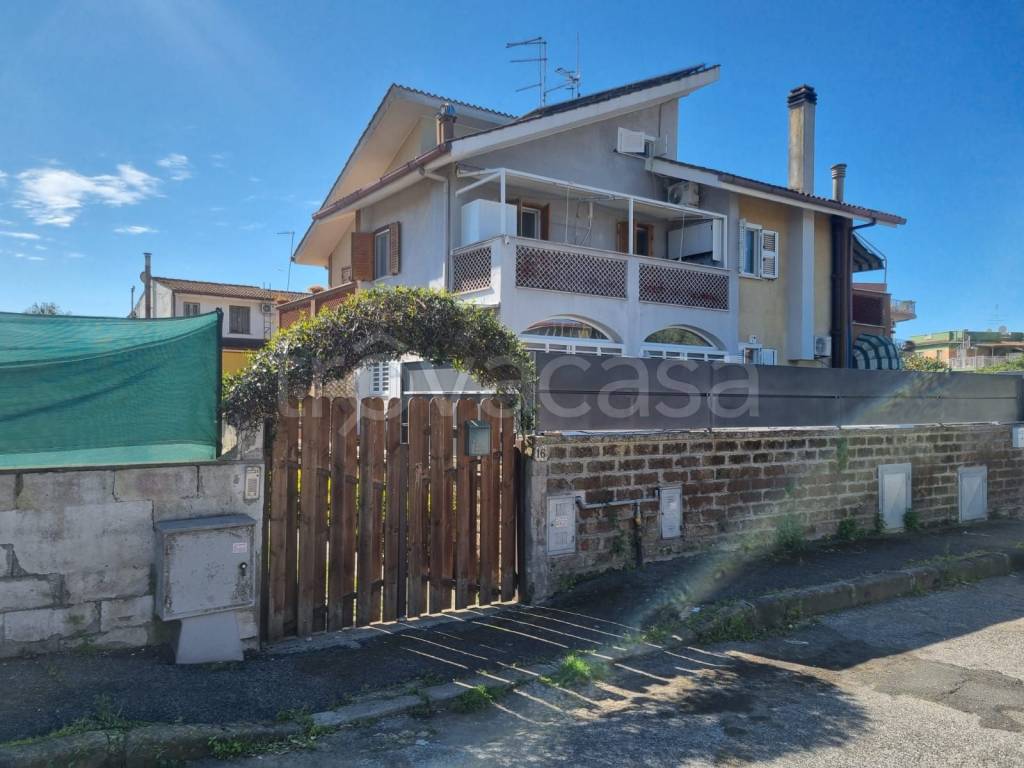 casa indipendente in vendita a Ladispoli