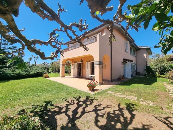 casa indipendente in vendita a Ladispoli in zona Marina di San Nicola