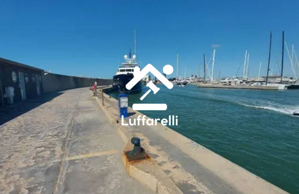 negozio in vendita a Ladispoli