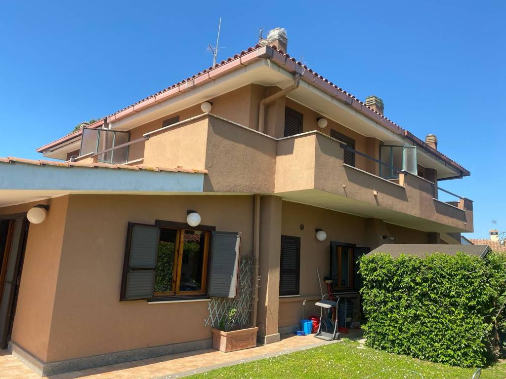 casa indipendente in vendita a Ladispoli in zona Marina di San Nicola