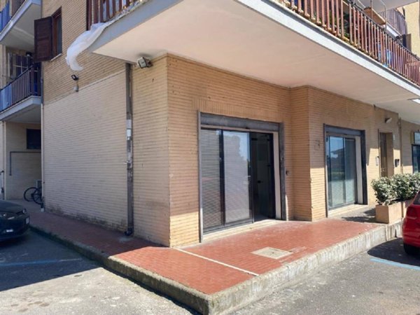 negozio in vendita a Ladispoli in zona Marina di San Nicola