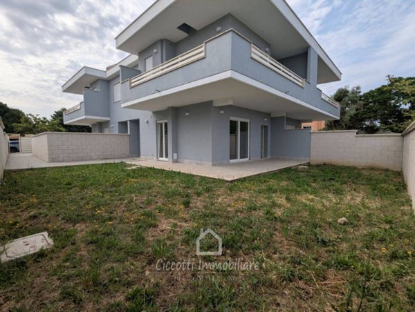 casa indipendente in vendita a Ladispoli