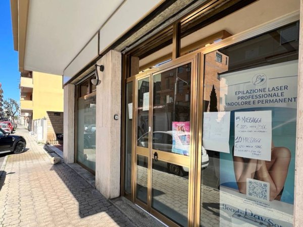 negozio in vendita a Ladispoli